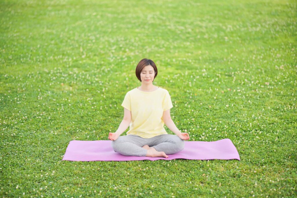 ヴィパッサナー瞑想のやり方は「座って観察する」だけをイメージできる画像