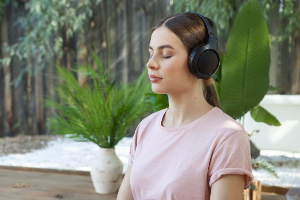 音楽を聴きながら瞑想をする3つのメリットをイメージできる画像